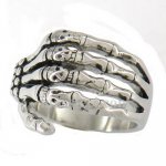 FSR09W31 skull hand claw ring