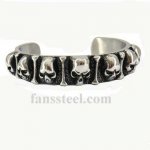 FSB00W44 Bone skull biker bangle